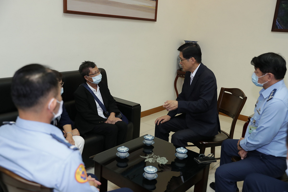 國防部長嚴德發探視蔣上校家屬，強調國軍不放棄任何希望。 圖/軍聞社提供
