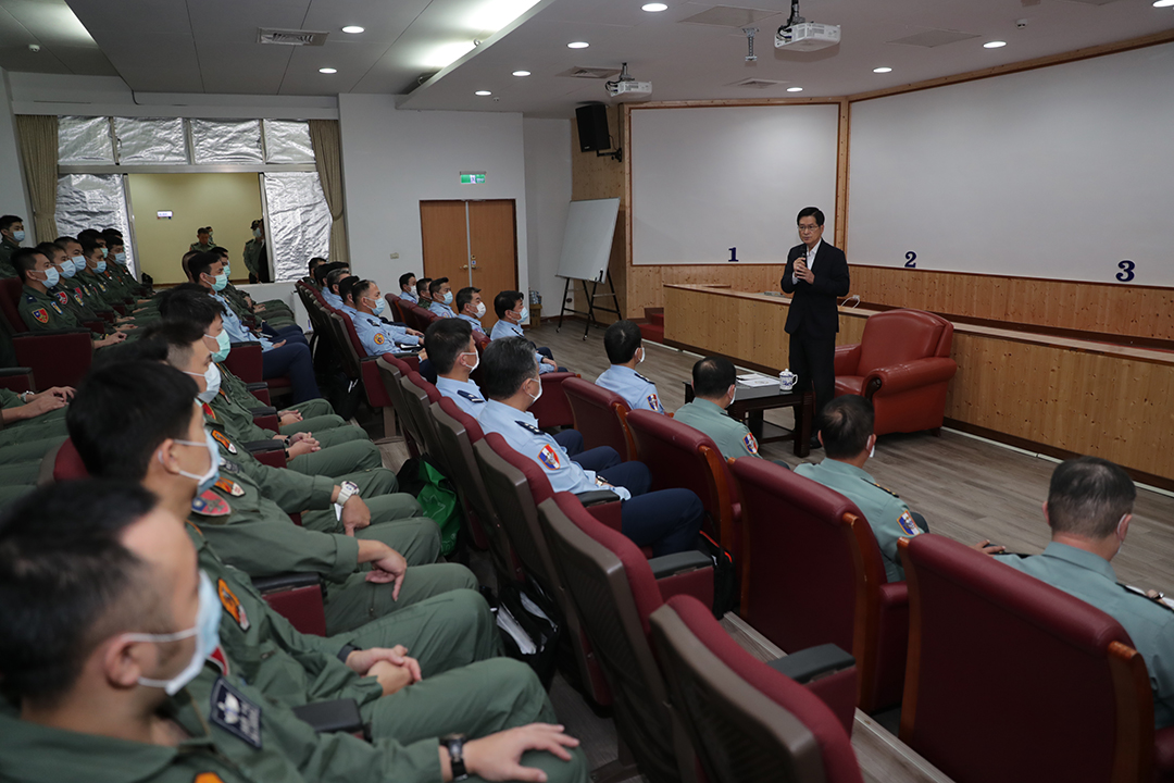 國防部長嚴德發關心搜救進度，並請大家為蔣上校集氣。 圖/軍聞社提供