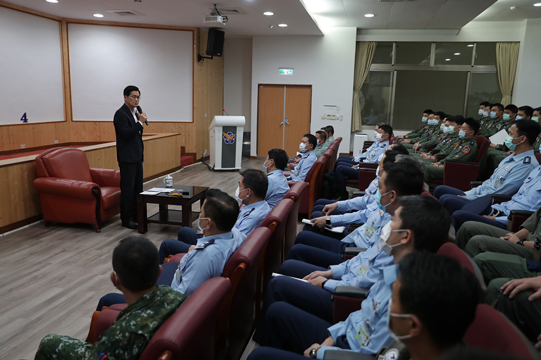 國防部長嚴德發視導空軍第五聯隊，期勉官兵堅守保家衛國崗位。 圖/軍聞社提供