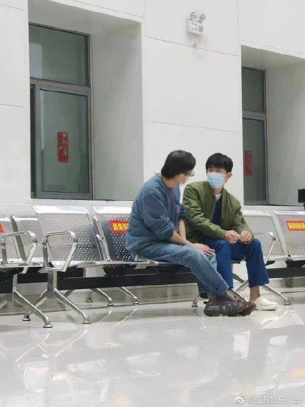 中國媒體報導《中國醫生》在無錫拍攝中，右側為正在拍攝中的易烊千璽。 圖：翻攝自江蘇娛樂頭條微博