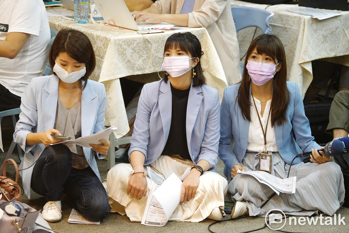 國家通訊傳播委員會（NCC）今下午舉辦說明記者會，針對「換照案」一事，中天集團3位女記者對主委陳耀祥輪番提問。 圖/張良一攝