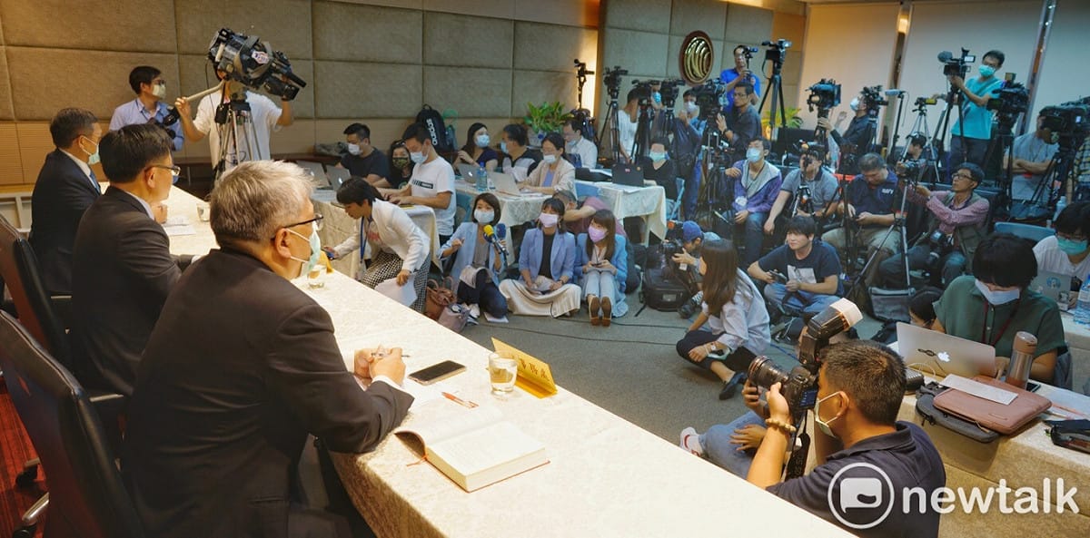 外界相當關注的中天換照案，國家通訊傳播委員會（NCC）今（18）日以7：0的票數一致否決，不予續照。NCC下午舉辦說明記者會，現場媒體眾多、相當壅塞。 圖：張良一/攝