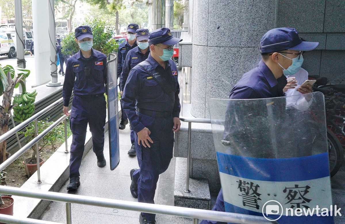 田姓男子帶著綠色噴漆將交通部外的NCC旗幟降下後狂噴，警方獲報趕到。 圖/張良一攝
