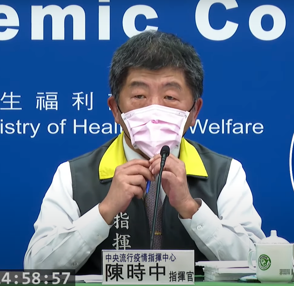 陳時中今日於記者會上特別以原子筆來示範如何戴口罩用吸管，讓現場笑成一團。 圖：翻攝自指揮中心直播畫面。