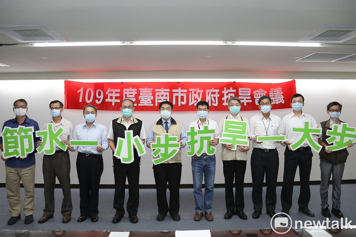 台南市長黃偉哲今日召集市府各局處舉行第3次抗旱會議，研議抗旱節水措施。 圖：黃博郎／攝