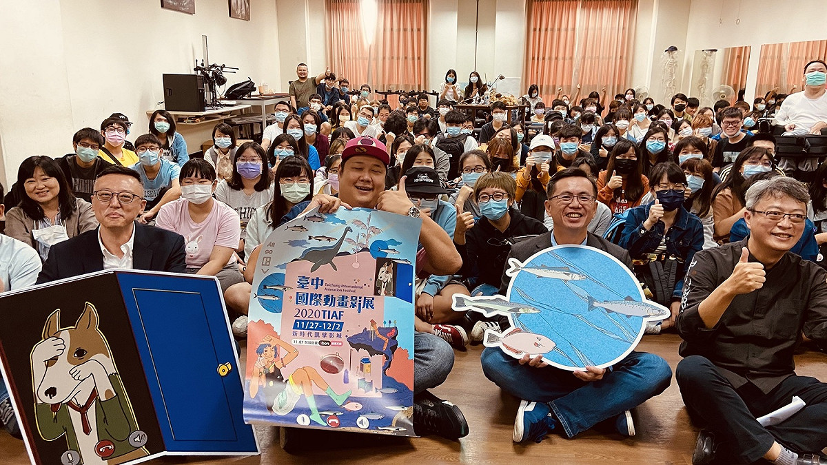 座談會快結束時還遭食尚玩家知名主持人哈孝遠亂入直播，直接把主持棒搶走，HOLD住全場，讓現場笑聲不斷。 圖：台中市影視發展基金會/提供