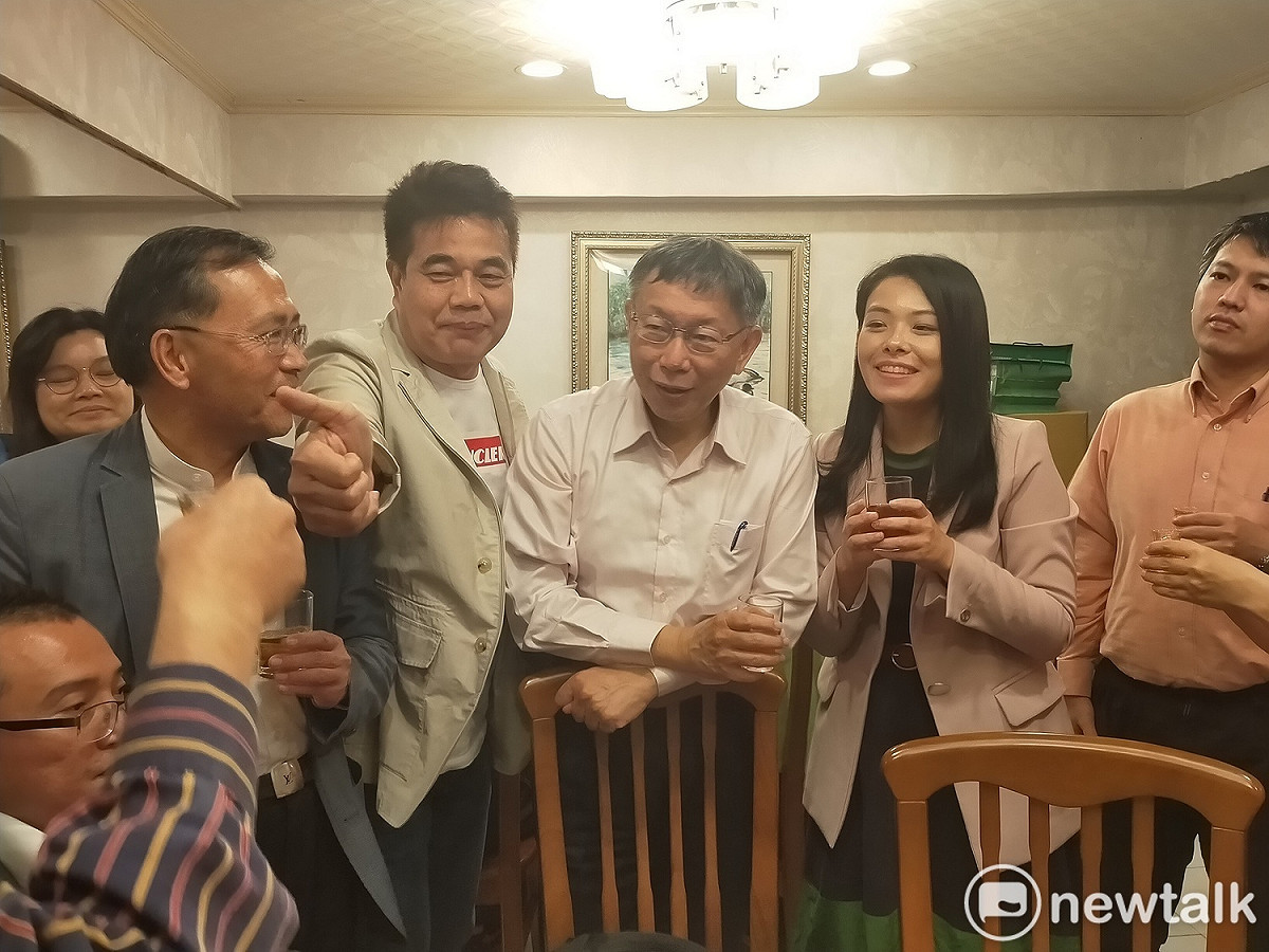 台中市議會交通地政委員會召集人陳廷秀（左二）率團訪台北市，柯文哲（中）、高虹安（右二）、蔡炳坤（左）等人熱情接待。 圖：唐復年/攝