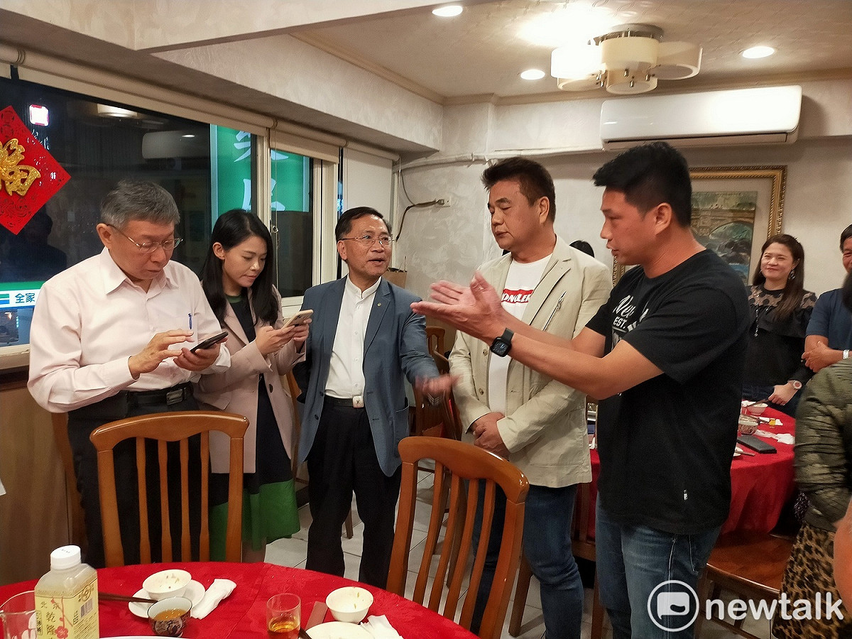台中市交通局長葉昭甫（右）邀請柯文哲（左起）參加台中捷運通車典禮，柯與高虹安馬上拿出手機寫進行事曆。 圖：唐復年/攝