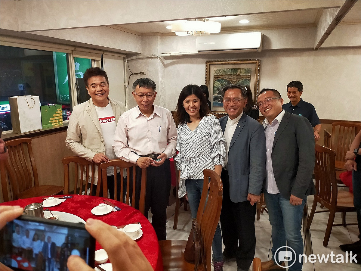 柯文哲（左二）一到，立刻成為台中市議員團搶合照目標。  圖：唐復年/攝