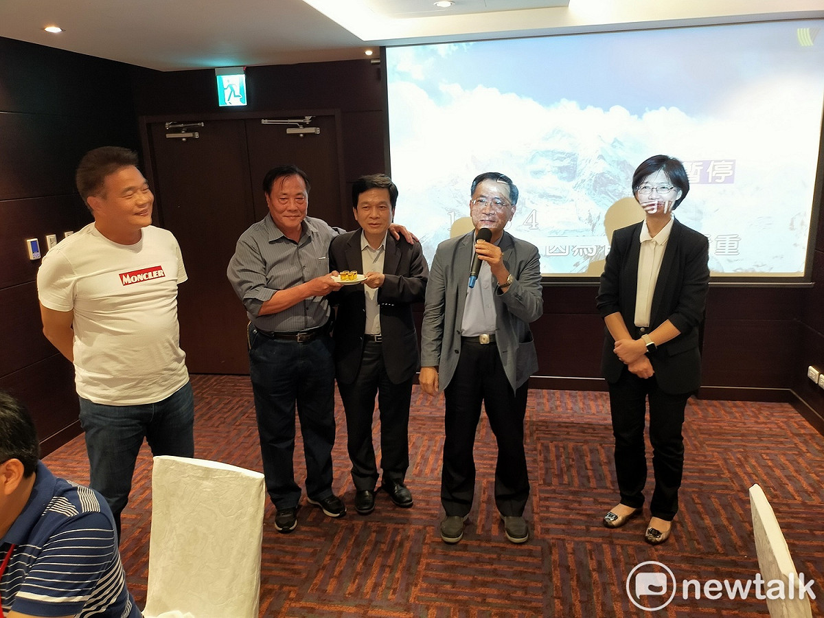 台北市副市長蔡炳坤（右二）帶著地政局長張治祥（右一）、都市發展局長黃景茂（中）與台中市議員們交流。 圖：唐復年/攝