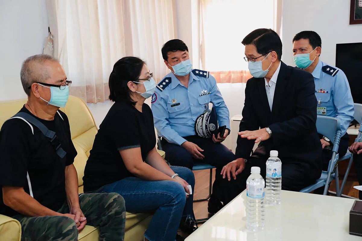 國防部長嚴德發昨日前往前往慰問蔣正志上校家屬。 圖：軍聞社／提供