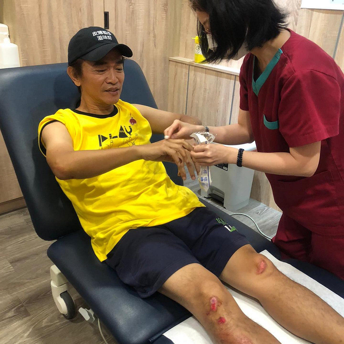憲哥事後貼出在醫院治療的照片，向粉絲大眾報平安。 圖：翻攝自吳宗憲臉書