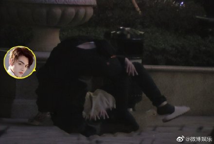 許凱被狗仔拍到醉倒路邊。 圖：翻攝自微博娛樂微博