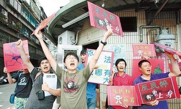 2012年王炳忠聲援中時 圖:擷取自臉書