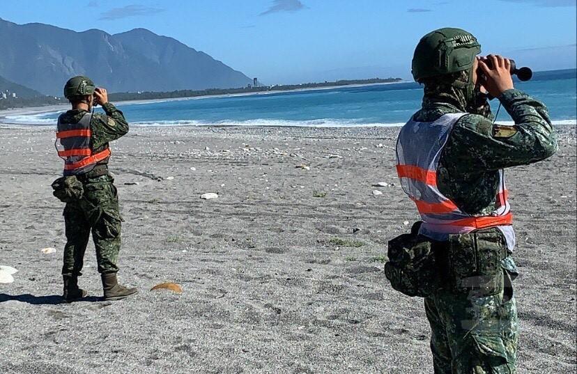 陸軍花防部官兵在海灘巡邏，希望能找到失聯的飛行員蔣上校。 圖：軍聞社／提供