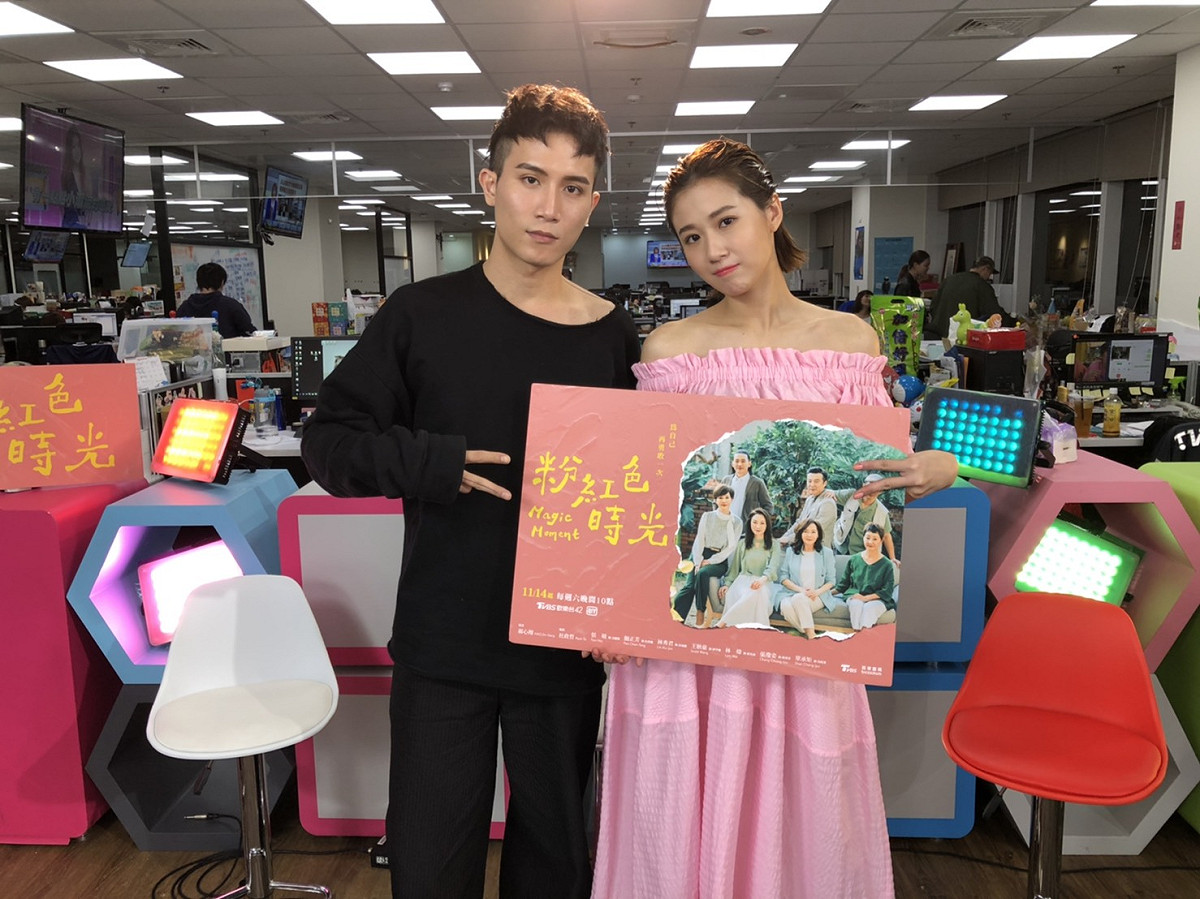 TVBS偶像劇《粉紅時光》演員方志友(右)與陳彥允(左)兩人上網路節目《下午茶星聞》。 圖：TVBS/提供