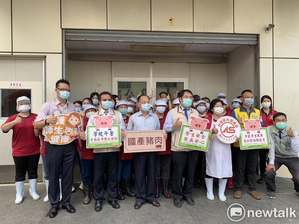 台南市長黃偉哲於今年開學前即宣示學校午餐供應一律使用國產豬肉，並偕同團膳公會簽署午餐限用國產豬肉的聲明、提高午餐食材的檢驗頻率。 圖：台南市政府提供