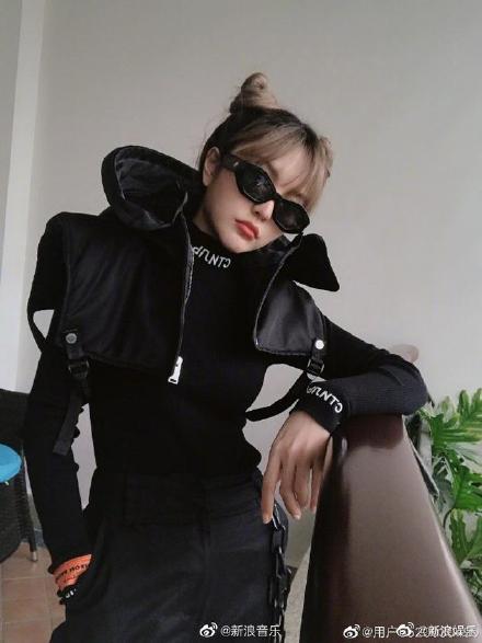 周揚青自嘲沒脖子。 圖：翻攝自新浪娛樂微博