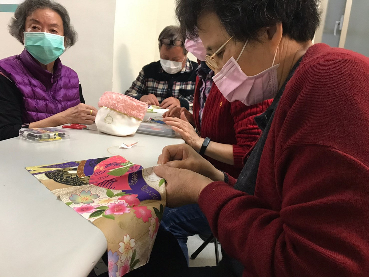 秋冬防疫，汐止茄苳里長教作布口罩套守護里鄰健康。  圖：新北市民政局提供