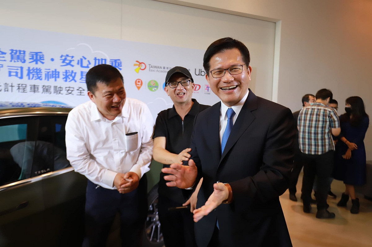林佳龍感慨表示，Uber工會發言人李威爾（中）過去還曾對他的照片丟雞蛋，現在卻能攜手合作，十分開心。 圖：翻攝自林佳龍臉書
