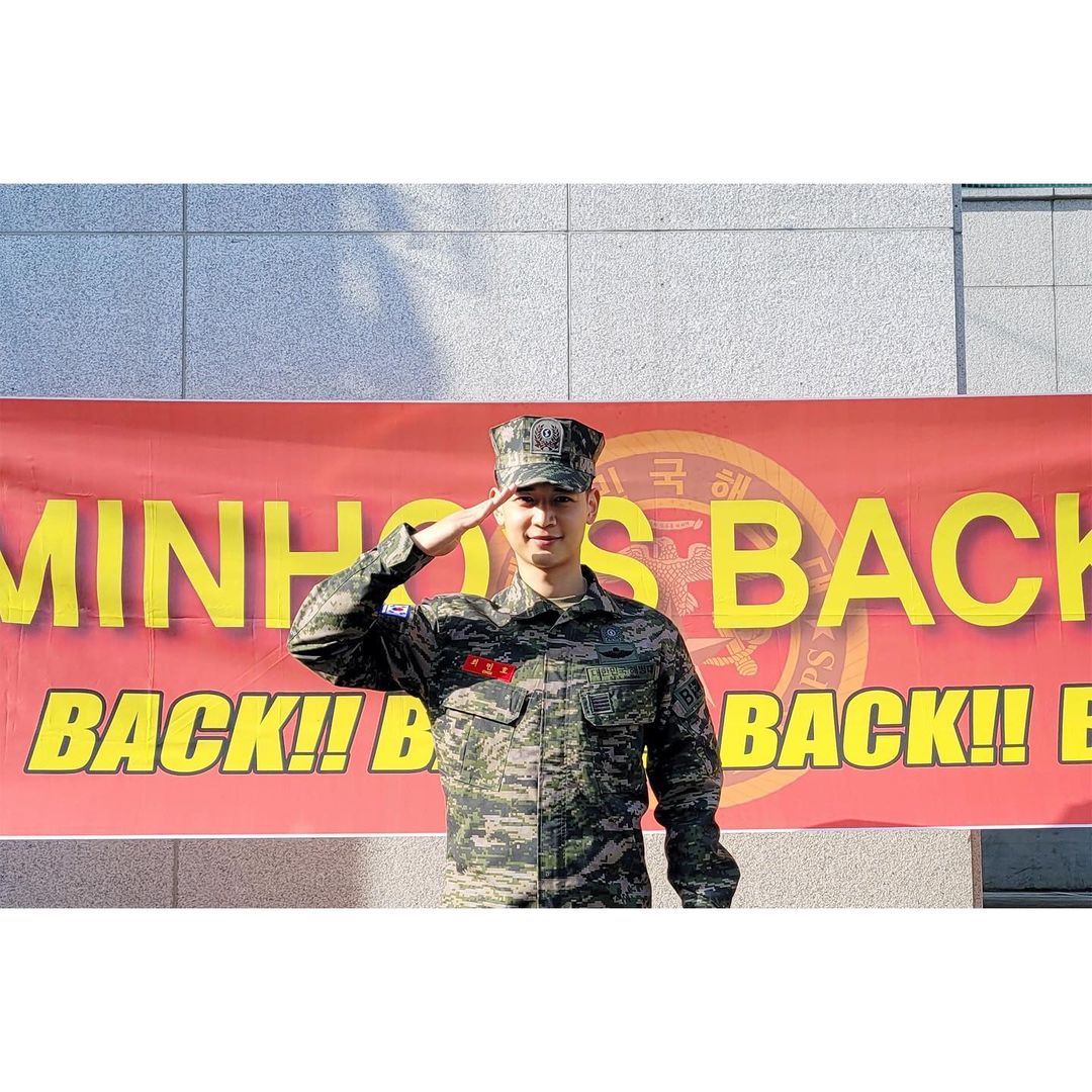 珉豪本在上月就可以提前離營，卻自願放棄休假留守軍中，一直到15日才正式退伍。 圖：翻攝自SHINee IG