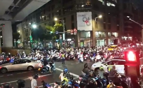 台灣機車路權促進會將在今晚發起「待轉大富翁」行動，北市公運處將進行相關交通管制。 圖 : 取自台灣機車路權促進會