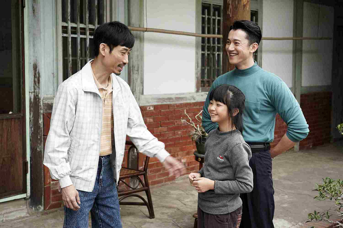 陳竹昇(左1)與女兒「小嘉玲」吳以涵有多場對手戲，陳竹昇在戲中是寵溺女兒的「女兒傻瓜」。 圖：公視/提供