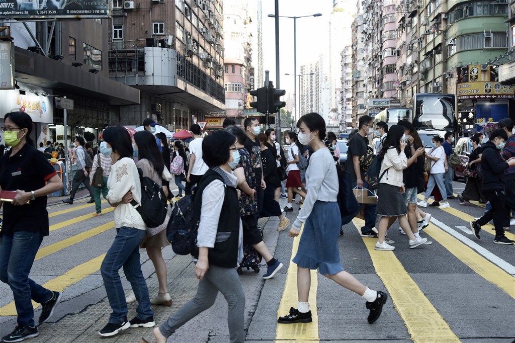 香港武漢肺炎疫情有反彈趨勢，加上秋冬時節流感爆發，對防疫工作造成極大壓力。香港防疫專家認為，若疫情無法有效控制，港府應考慮重啟全面停課與在家工作。 圖：中新社／中央社提供（資料照）