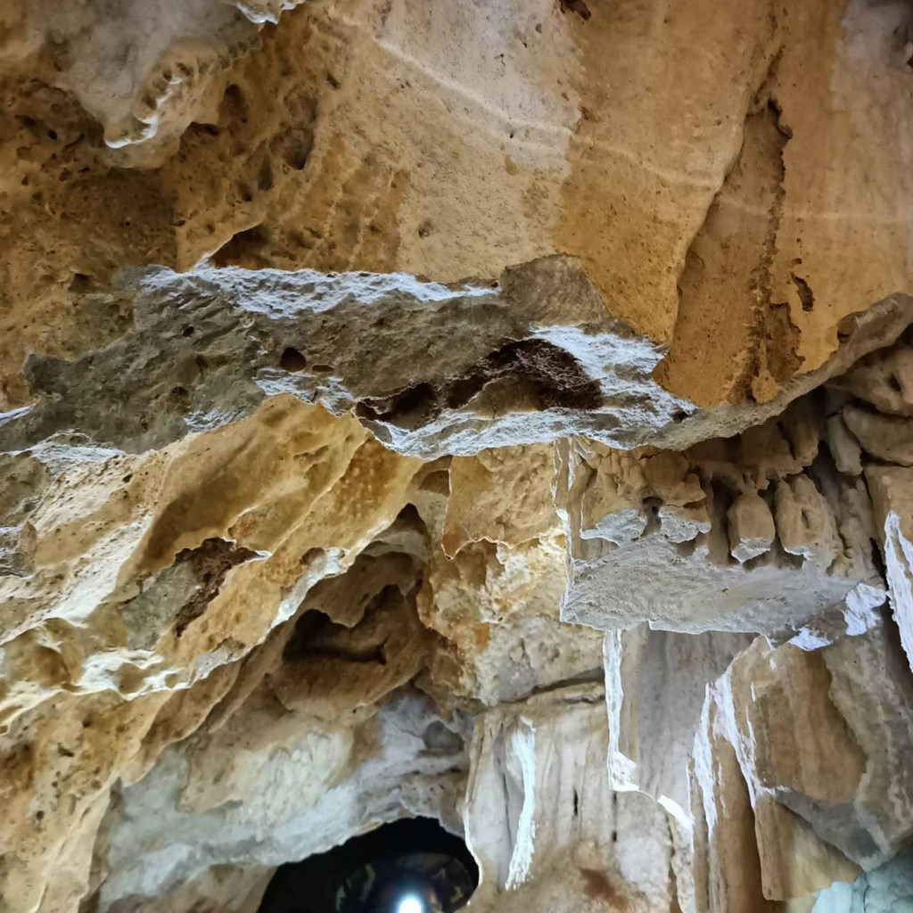 墾丁社頂公園鐘乳石洞內的鐘乳石近日被居民發現遭到鋸斷帶走，居民通報墾管處及保七總隊第8大隊。 圖：中央社／提供