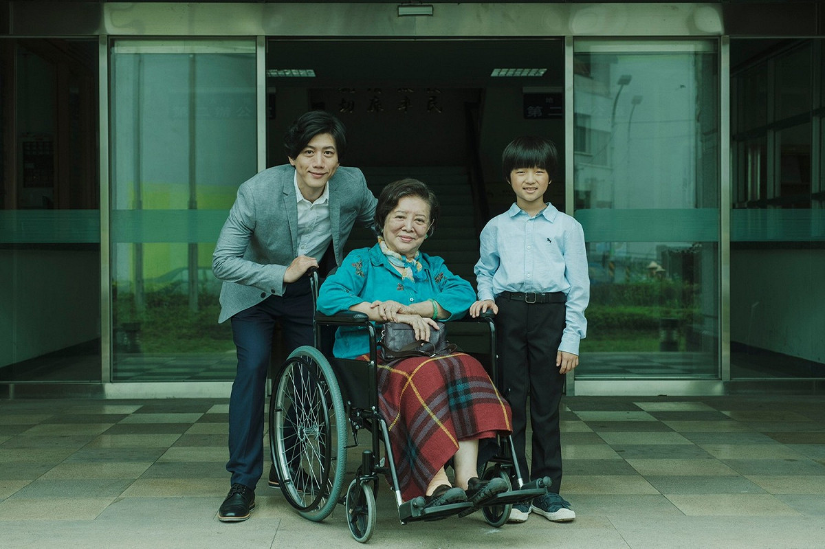 電影中莫子儀(左起)與陳淑芳、白潤音沒有血緣關係，當陳淑芳同意讓莫子儀收養白潤音後，他們在法律上才成為真正的家人，並留影紀念。 圖：牽猴子整合行銷/提供