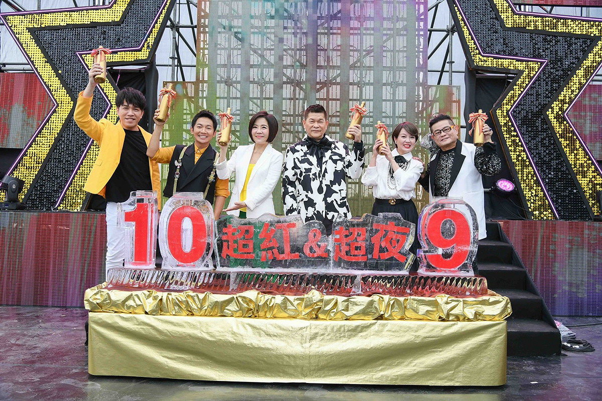 恰恰被大批警察帶走後，今天首度現身桃園，與許效舜(右起)、苗可麗、于美人、蔡昌憲、許志豪出席記者會。 圖：三立/提供