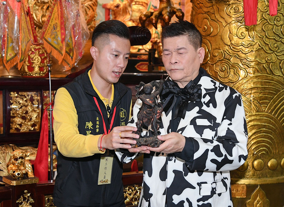 澎恰恰(右)趁彩排空檔到廟裡拜財神爺，祈求神民保佑他債務能早日還清。 圖：三立/提供