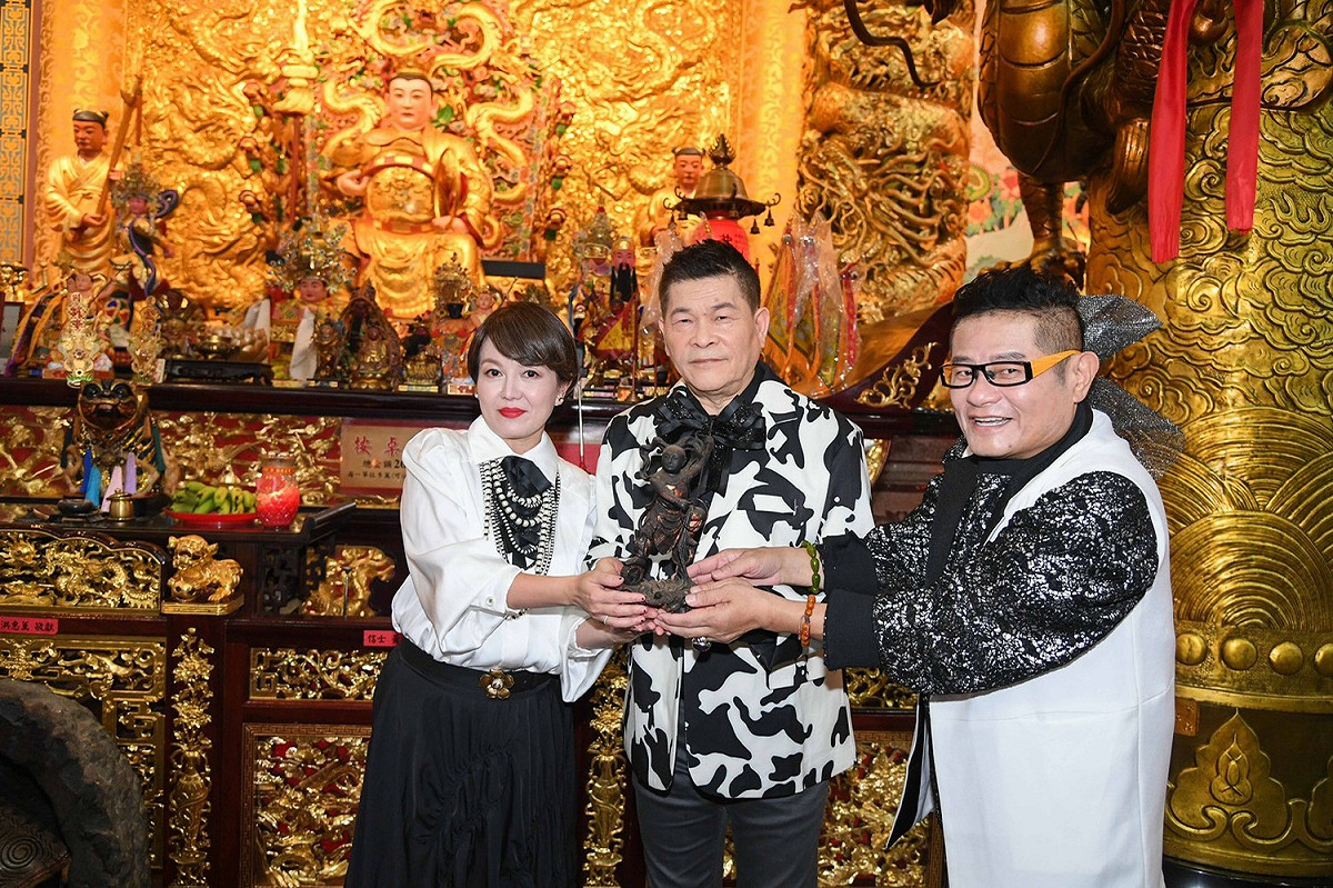 許效舜(右起)、澎恰恰、苗可麗3人今天到桃園彩排節目，這是澎恰恰自上次被大批警察大走後，首度在公開場合露面。 圖：三立/提供