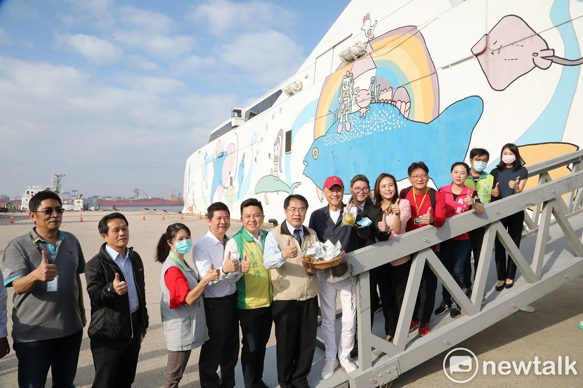 「麗娜輪」載運500多位旅客啟航，前往澎湖進行3天2夜跳島旅行，台南市長黃偉哲登船贈送青皮椪柑給每位旅客。 圖：黃博郎／攝