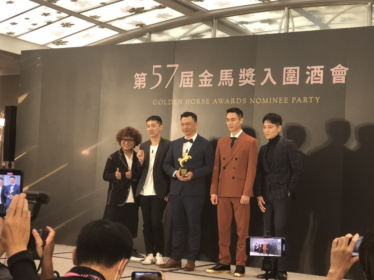 《同學麥娜絲》榮獲第57屆金馬獎觀眾票選最佳影片獎，演員納豆(左起)、施名帥、導演黃信堯、劉冠廷、鄭人碩共同上台領獎。 圖：楊瑾錚/攝