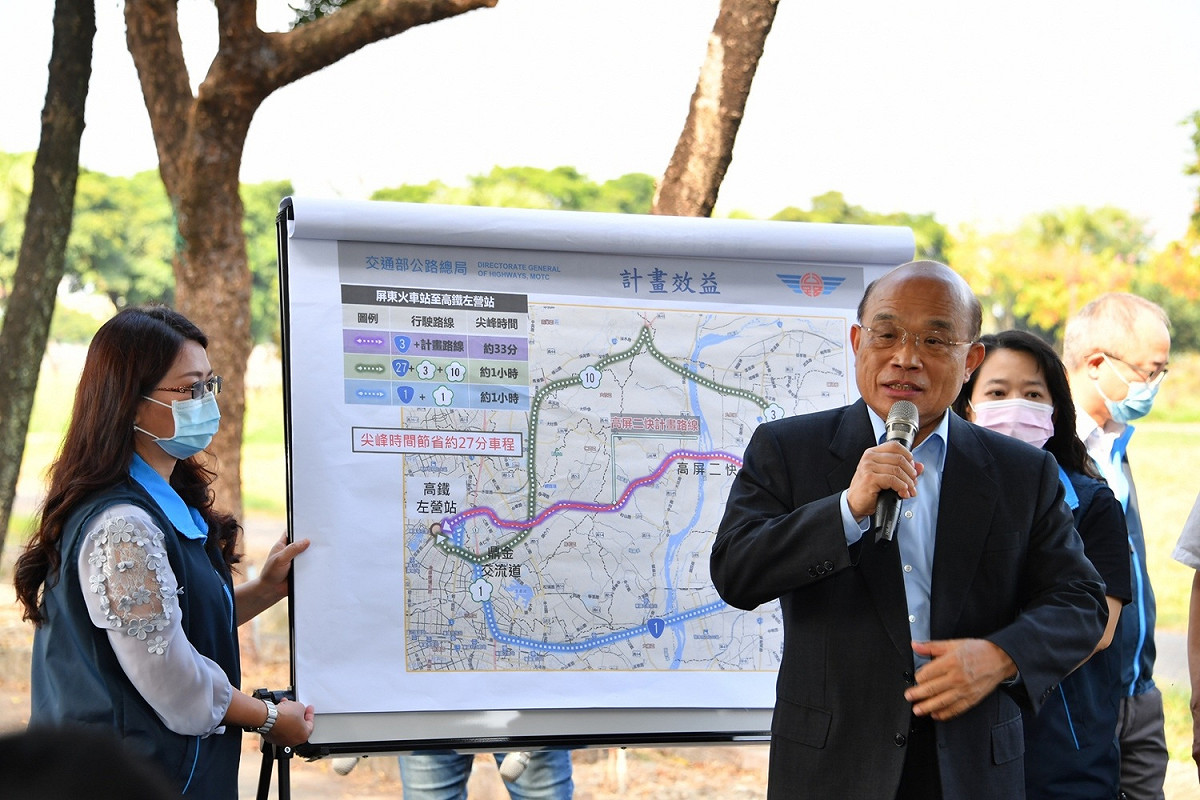 蘇貞昌今（21）日上午前往視察高屏東西向第二快速公路。 圖：行政院／提供