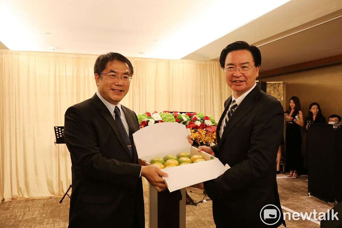 駐臺外交暨商務人員企業參訪團今日南下參訪，臺南市長黃偉哲出面歡迎30國38位使節蒞臨，外交部長吳釗燮等人出席與會。 圖：黃博郎／攝
