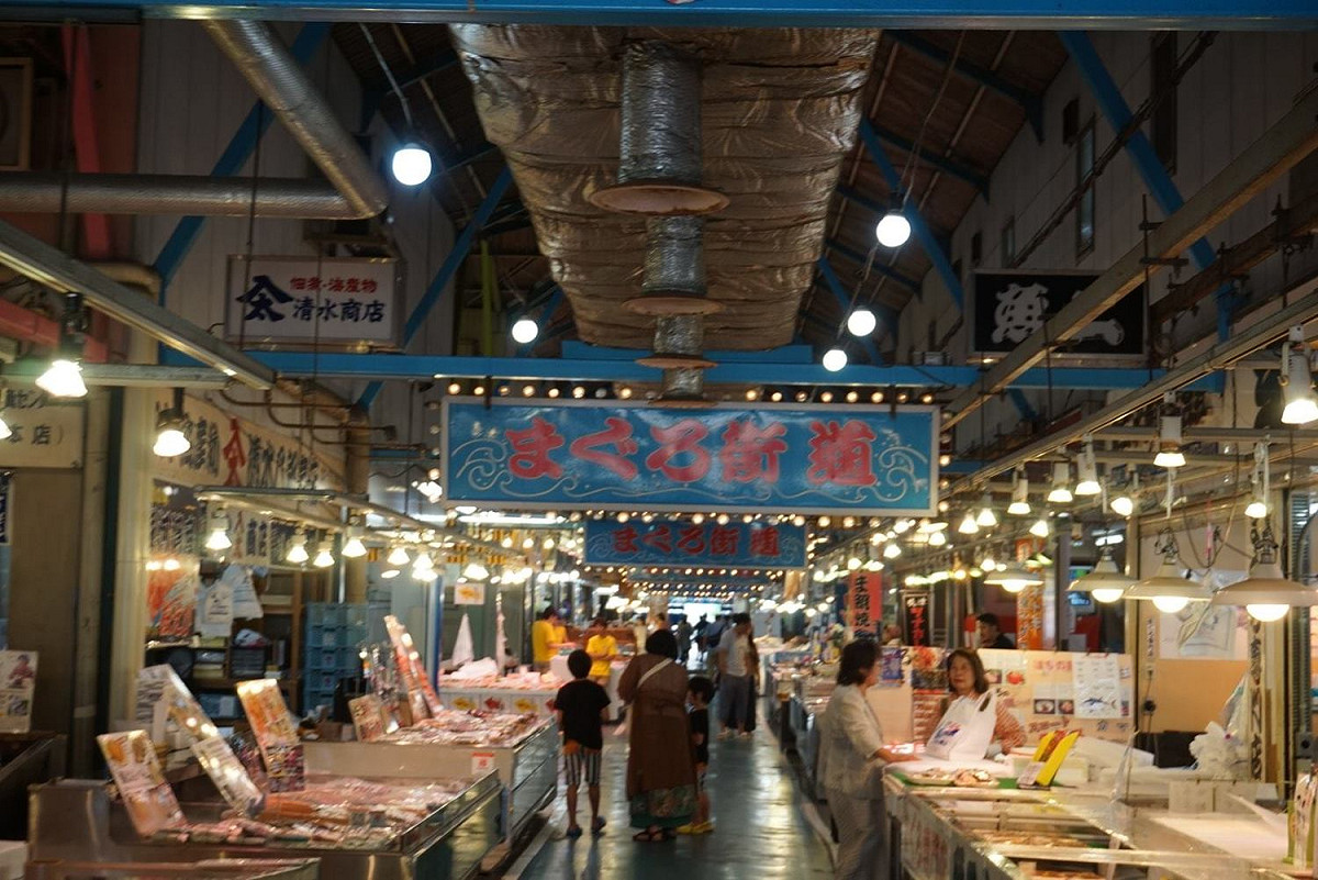 武漢肺炎疫情恐迎來第二波高峰，東京都20日已連續2天單日新增逾500例，其中30例是豐洲市場人員，累計豐洲市場確診人數已破百達114人。 圖：翻攝自豊洲市場ドットコム臉書