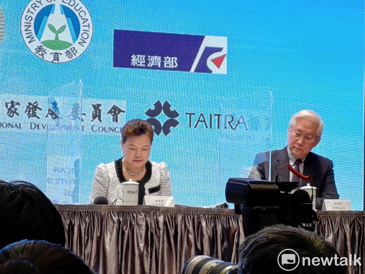經濟部長王美花（圖左）說明中國考慮加入CPTPP的狀況。 圖：黃建豪/攝