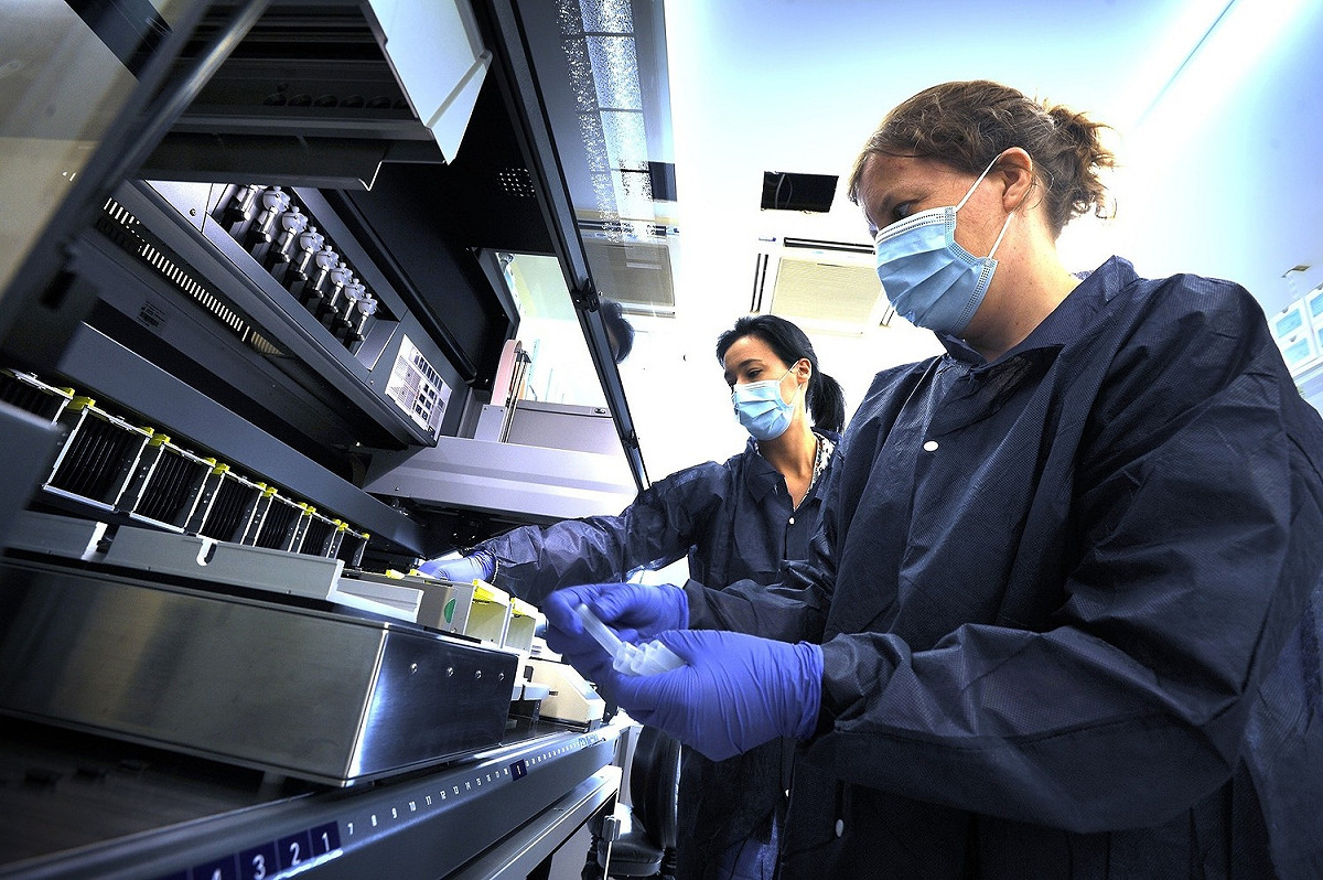 牛津大學的研究人員。 圖：翻攝自Oxford University Hospitals NHS Foundation Trust