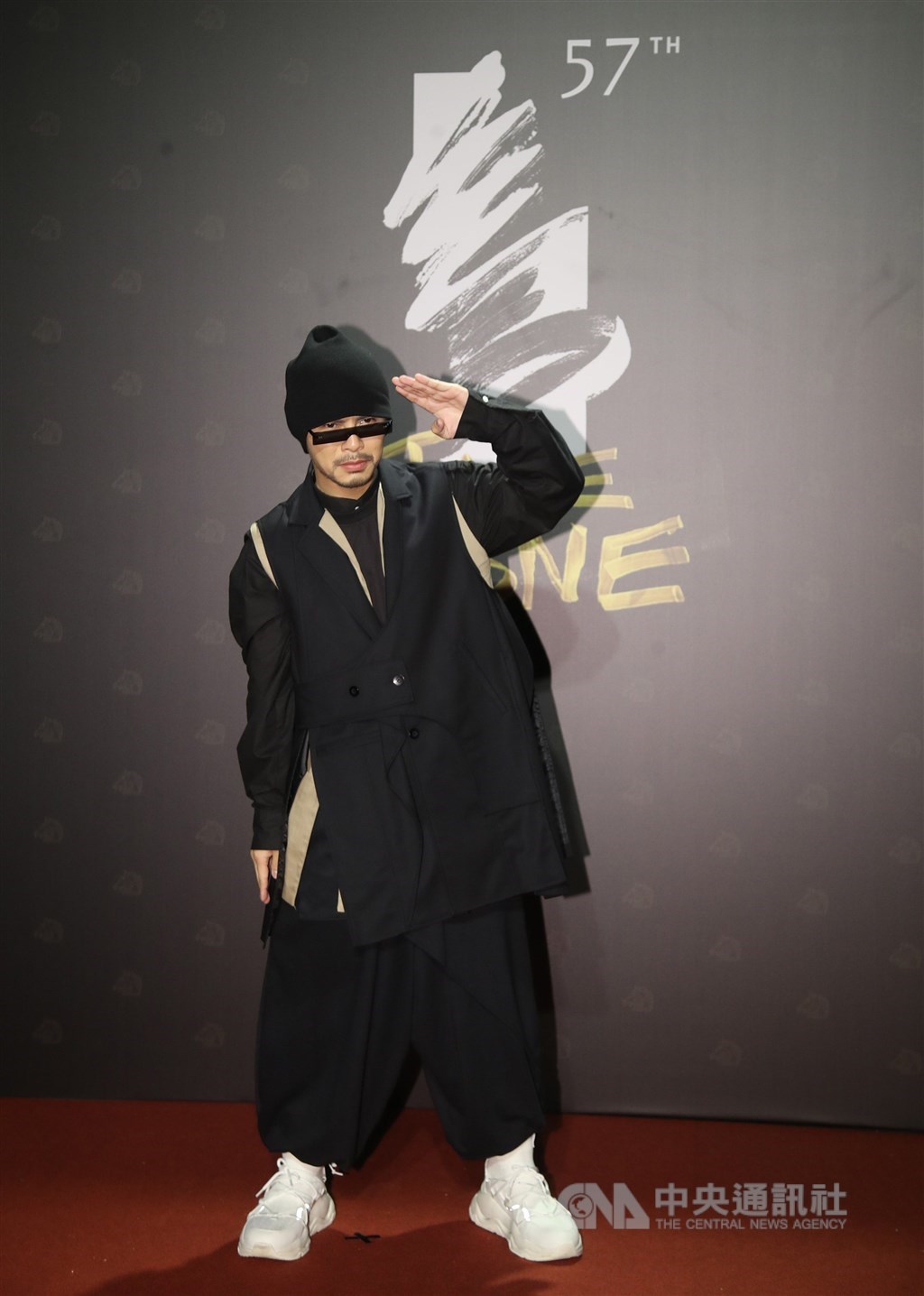 藝人黃明志執導電影「你是豬」，並入圍本屆原創電影歌曲，開心登上金馬57星光紅毯。 圖: 中央社／提供