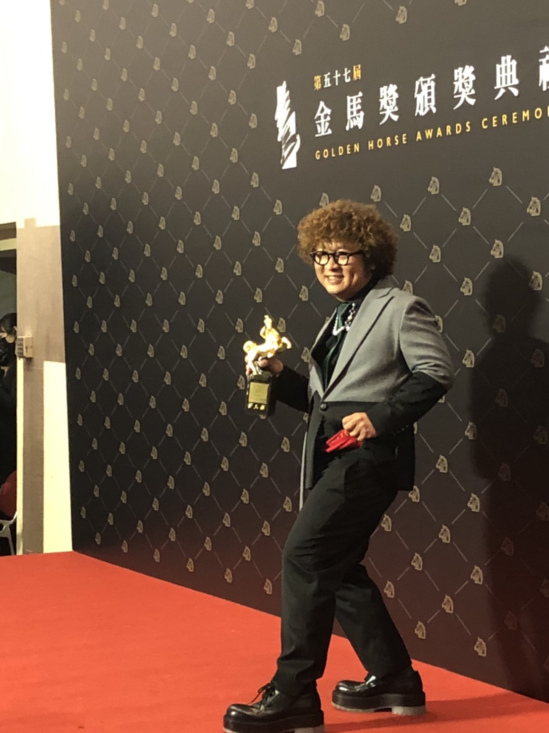 納豆秀女有親手在紅內褲上繡上「納豆得金馬」。 圖：楊瑾錚/攝