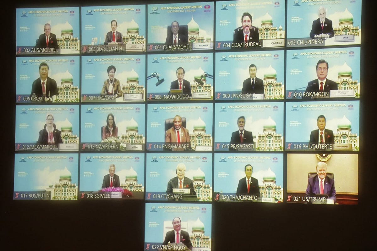 因疫情影響，亞太經合會（APEC）經濟領袖會議以視訊方式登場，我國領袖代表張忠謀與美國總統川普、中國國家主席習近平等各國領袖，以視訊方式「同框」出席。 圖：取自蔡英文臉書