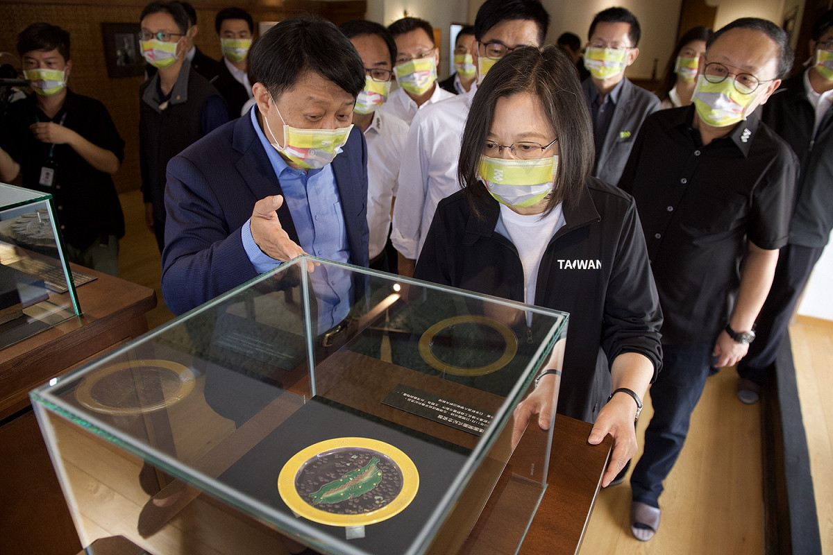 蔡英文(前右)仔細端詳逍遙園開園紀念圓盤。 圖：高雄市政府/提供