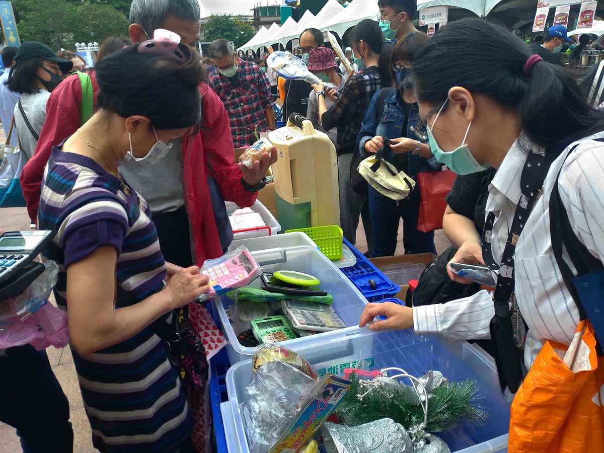 全國最大愛心跳蚤市場「新北耶誕環保挖寶趣」，吸引大批人潮。 圖：王峻昌／攝
