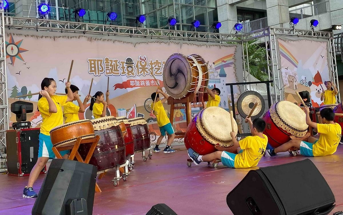 萬里區萬里國中擂鼓隊的鼓陣帶來精彩演出。 圖：新北市環保局提供