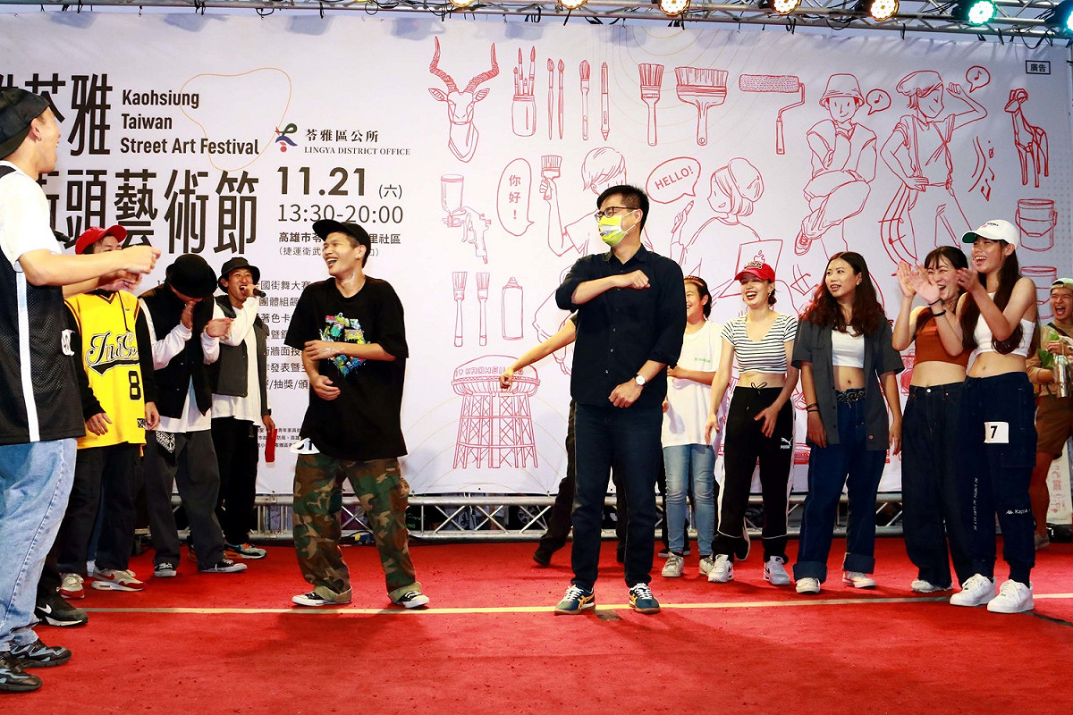 陳其邁(中)現學現賣Battle舞藝。 圖：高雄市政府/提供