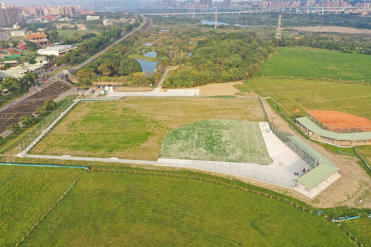 新北市政府為提供身障朋友安全的運動環境，於樹林鹿角溪河濱公園內增設全台首座身障專用棒壘球場。  圖：新北市水利局提供