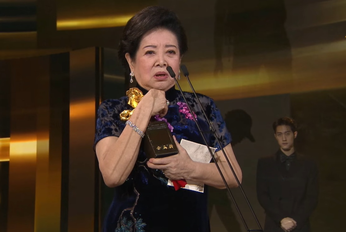 81歲的「國民阿嬤」陳淑芳昨晚在金馬獎上同時奪下影后及最佳女配角獎，創下金馬獎紀錄。 圖：擷取自自金馬影展臉書影片