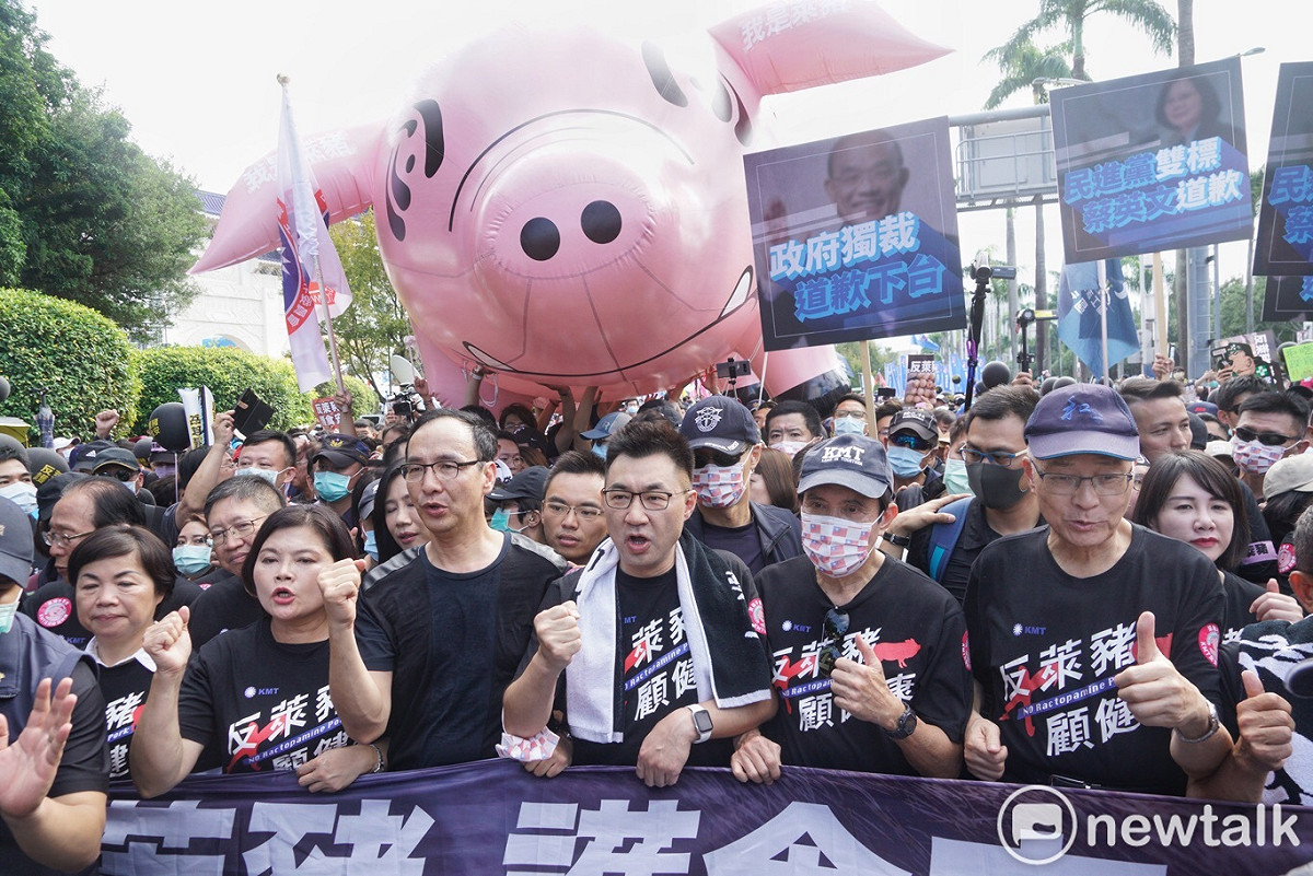 江啟臣(中)與前總統馬英九、前黨主席吳敦義、朱立倫一起上街抗議。 圖:張良一/攝(資料照）